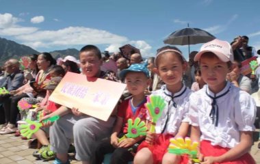 2018/07/07  “民族團(tuán)結(jié)一家親”新疆東溝村慰問(wèn)演出